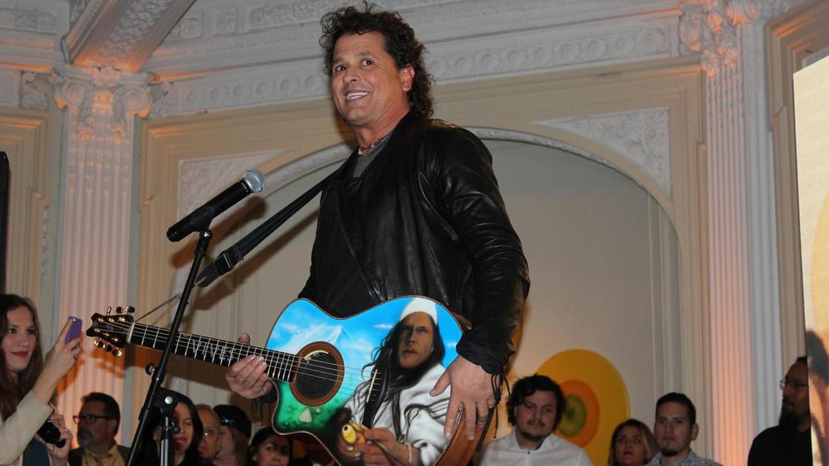 El cantante colombiano Carlos Vives habla el 22 de noviembre de 2016, en la residencia del el Embajador de Colombia en EEUU, Juan Carlos Pinzón (Washington, EEUU),