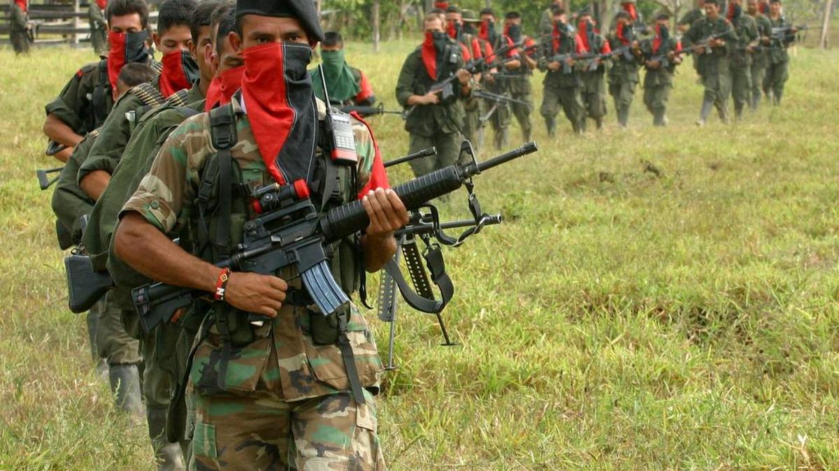 Rebeldes del Ejército de Liberación Nacional, marchan en Aruaca, en el noreste de Colombia, el sábado 2 de febrero de 2003.