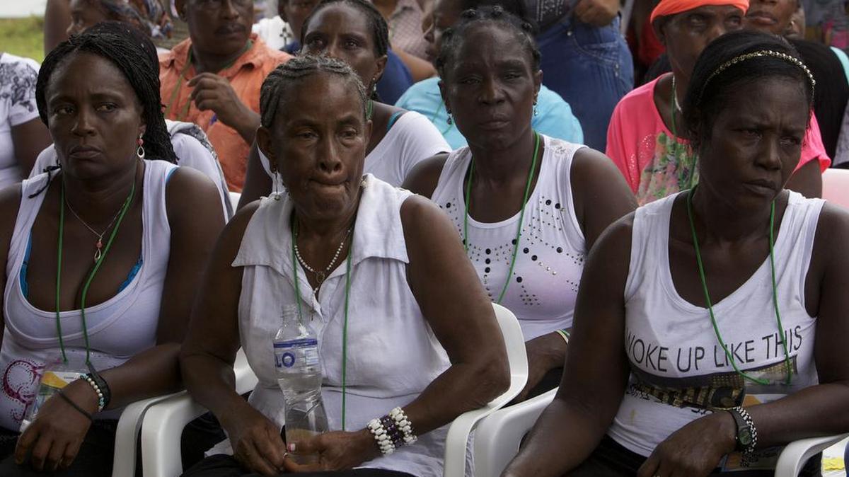 Fotografía cedida por la ONU del 5 de diciembre de 2015, de habitantes de la zona durante el acto de solicitud de perdón de las FARC hacia la población en Bojayá, al oeste de Chocó (Colombia). La comisión de las FARC liderada por Félix Antonio Muñoz alias, "Pastor Alape", uno de los negociadores de esa guerrilla en los diálogos de paz con el Gobierno que se celebran en Cuba, habló ante los sobrevivientes de la matanza del 2002 donde al menos 79 personas murieron por una bomba lanzada por la guerrilla. Las víctimas afirman que esperan un verdadero cambio de actitud hacia sus comunidades.