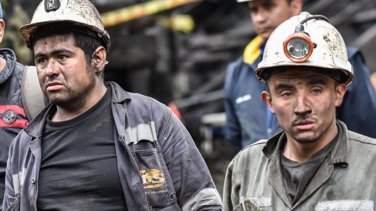 Dos mineros esperan noticias durante la operación de búsqueda tras una explosión en la mina de carbón de El Cerezo, en Cucunuba, Departamento de Cundinamarca, en Colombia, el sábado 24 de junio de 2017.