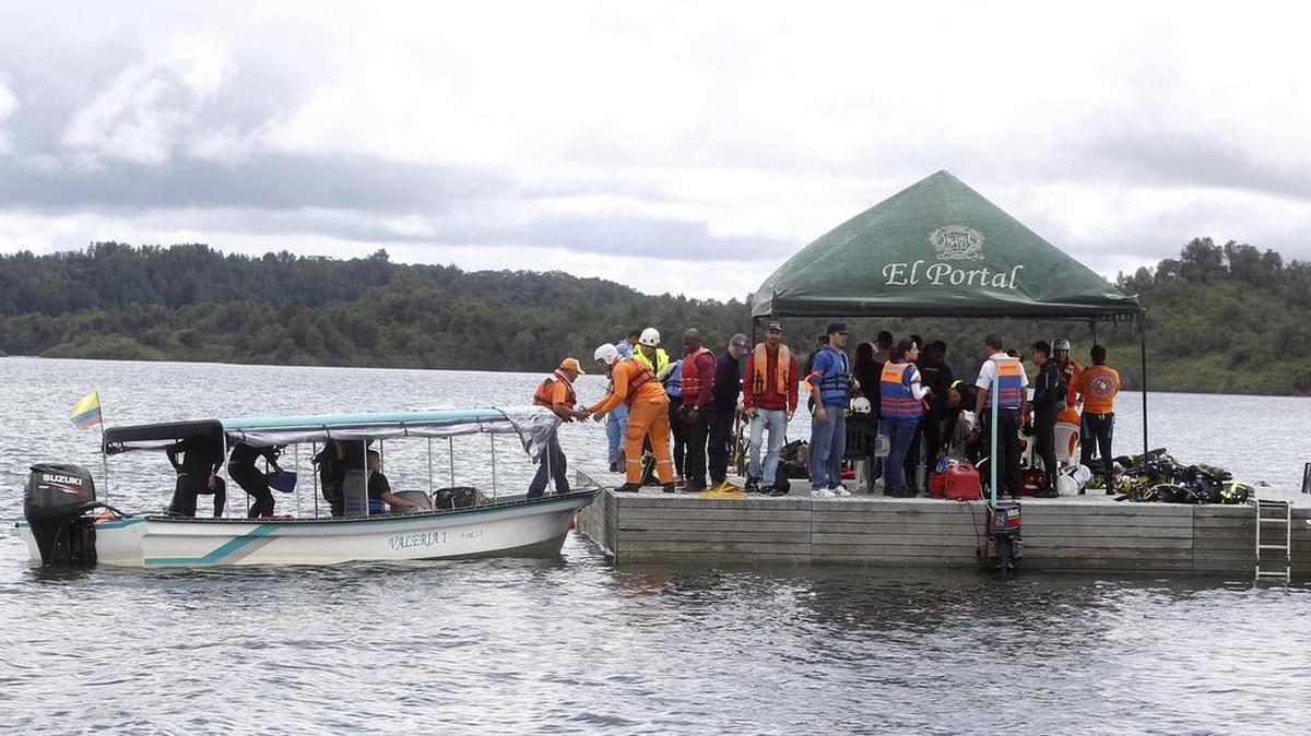 Un grupo de buzos se alista para realizar una inmersión el lunes 26 de junio de 2017, para continuar con las operaciones de búsqueda luego de que una embarcación con aproximadamente 170 personas se hundiera en el embalse de Guatapé al oriente de Antioquia (Colombia).