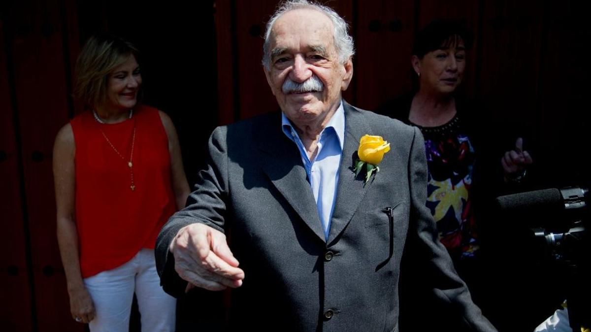 En su 87mo cumpleaños, Gabriel García Márquez saludó a sus admiradores desde la puerta de su casa en México.