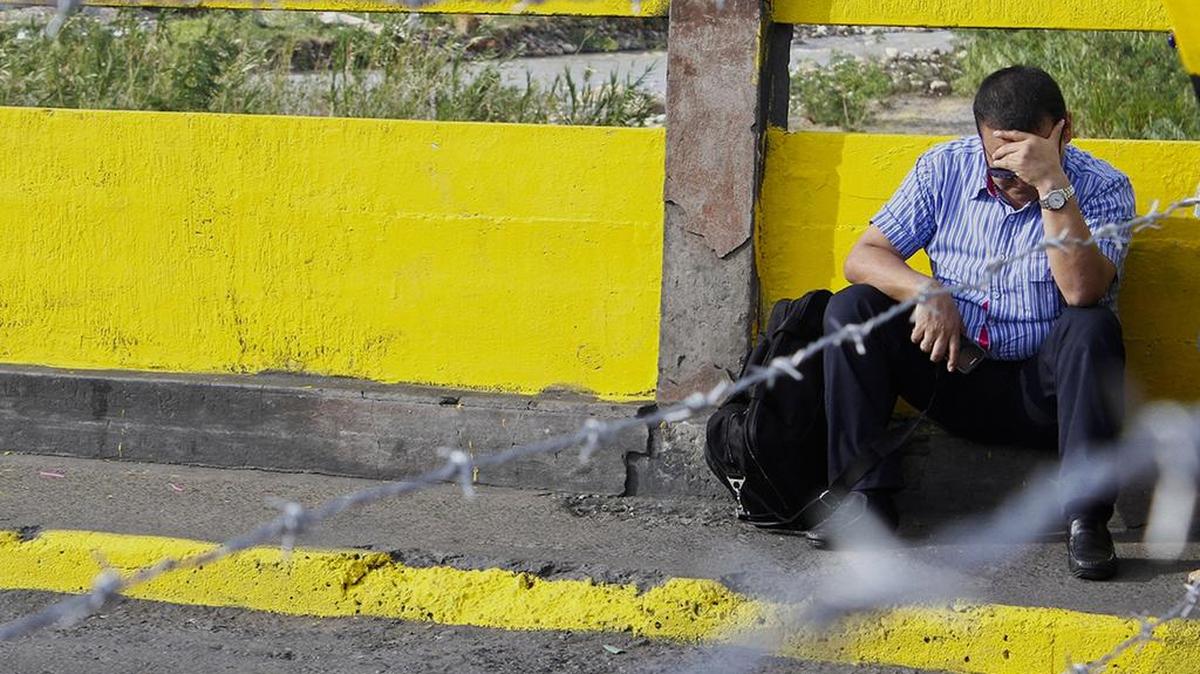 
Un colombiano que no pudo cruzar la frontera con Venezuela, el jueves en Cúcuta, Colombia.
