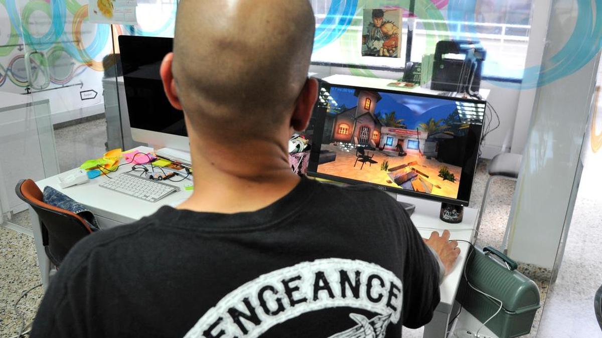 Álvaro Triana, productor de "Reconstrucción" - videojuego creado y desarrollado en Bogotá, en el que los jugadores juegan el papel de víctima del conflicto interno de Colombia- muestra algunas imágenes del juego durante una entrevista en Bogotá, Colombia, el 14 de diciembre, 2016.