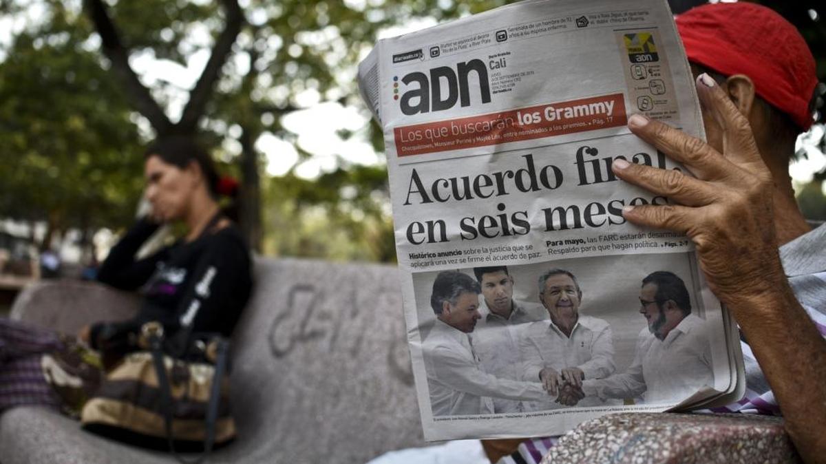 
Un hombre lee un periódico cuya primera plana destaca los anuncios del gobierno de Colombia y de las FARC sobre el acuerdo de paz, el jueves.
