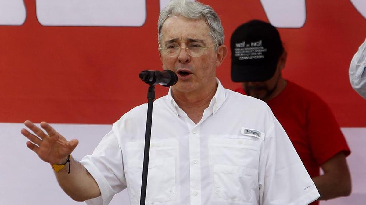 El senador y expresidente colombiano (2002-2010), Álvaro Uribe, habla ante cientos de personas el 1ro de abril de 2017, durante una manifestación en contra de la corrupción en Medellín, Colombia.