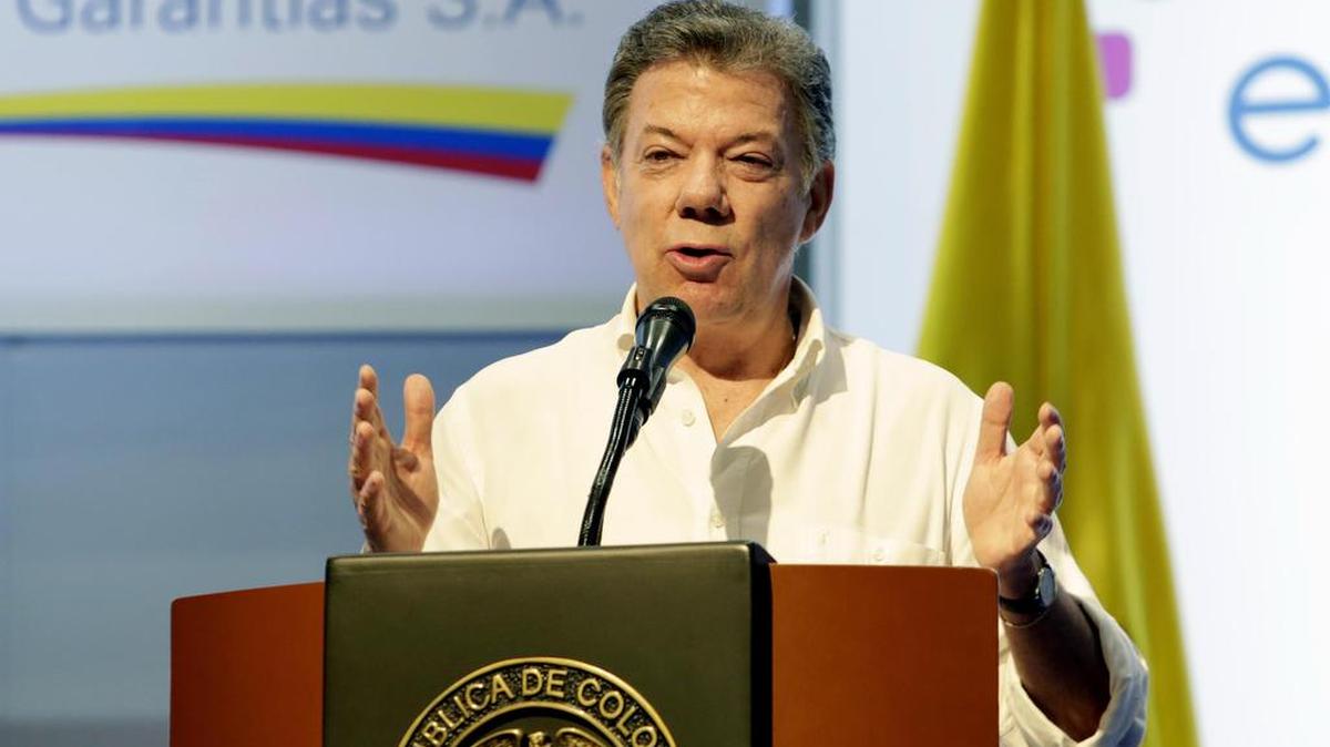 El presidente de Colombia, Juan Manuel Santos, habla durante la sesión de clausura de la 52 Convención Bancaria, "Promoviendo el Desarrollo Económico y Social", que se desarrolló el viernes 2 de junio de 2017, en Cartagena (Colombia) .