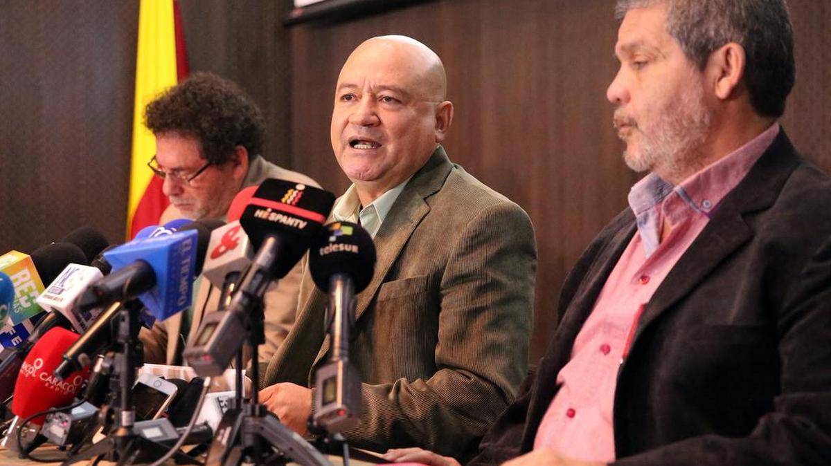 Algunos de los líderes de las Farc entre los que se encuentran Félix Antonio Muñoz (i), alias “Pastor Alape”; Julián Gallo (c), alias “Carlos Antonio Lozada”; y Luis Alberto Albán, alias “Marcos Calarcá”; hablan durante una rueda de prensa el lunes 6 de marzo de 2017, en Bogotá.