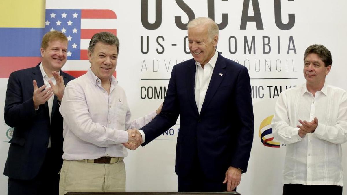 El presidente de Colombia, Juan Manuel Santos (izq.), estrecha la mano del vicepresidente de EEUU, Joe Biden (der.), durante la firma de un memorando de entendimiento entre la industria colombiana y las cámaras de comercio estadounidenses el viernes.