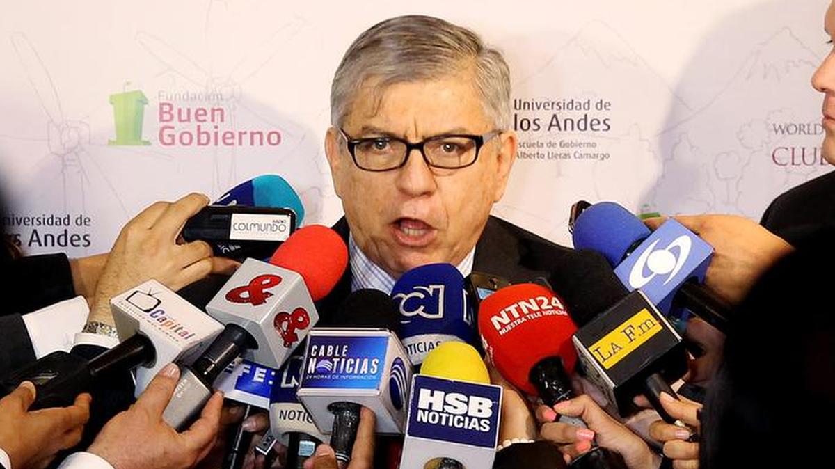 
El ex presidente colombiano César Gaviria habla a la prensa en el cierre del Foro sobre la Democracia de Nueva Generación para las Américas, el 26 de agosto de 2015, en Bogotá.
