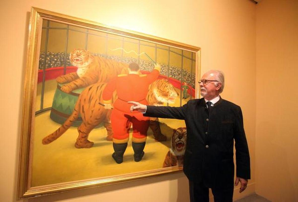El maestro Fernando Botero posa junto a uno de los cuadros de su exposición “El Circo” el lunes 2 de febrero de 2015, en el Museo de Antioquia, en Medellín (Colombia). La muestra, que estará abierta hasta el 17 de mayo de 2015, está conformada por 32 óleos y 20 dibujos.