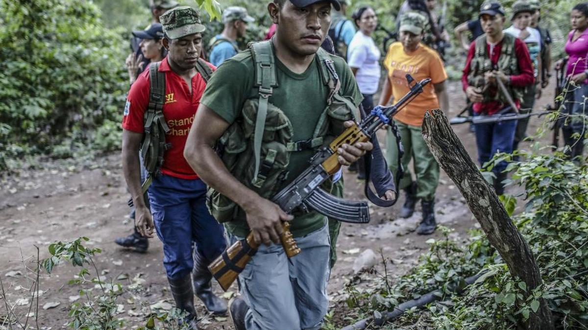Guerrilleros de las FARC marchan durante una revisión en su campamento en la Zona de Estandarización Transicional en Pondores, departamento de La Guajira, Colombia, el 3 de abril de 2017.