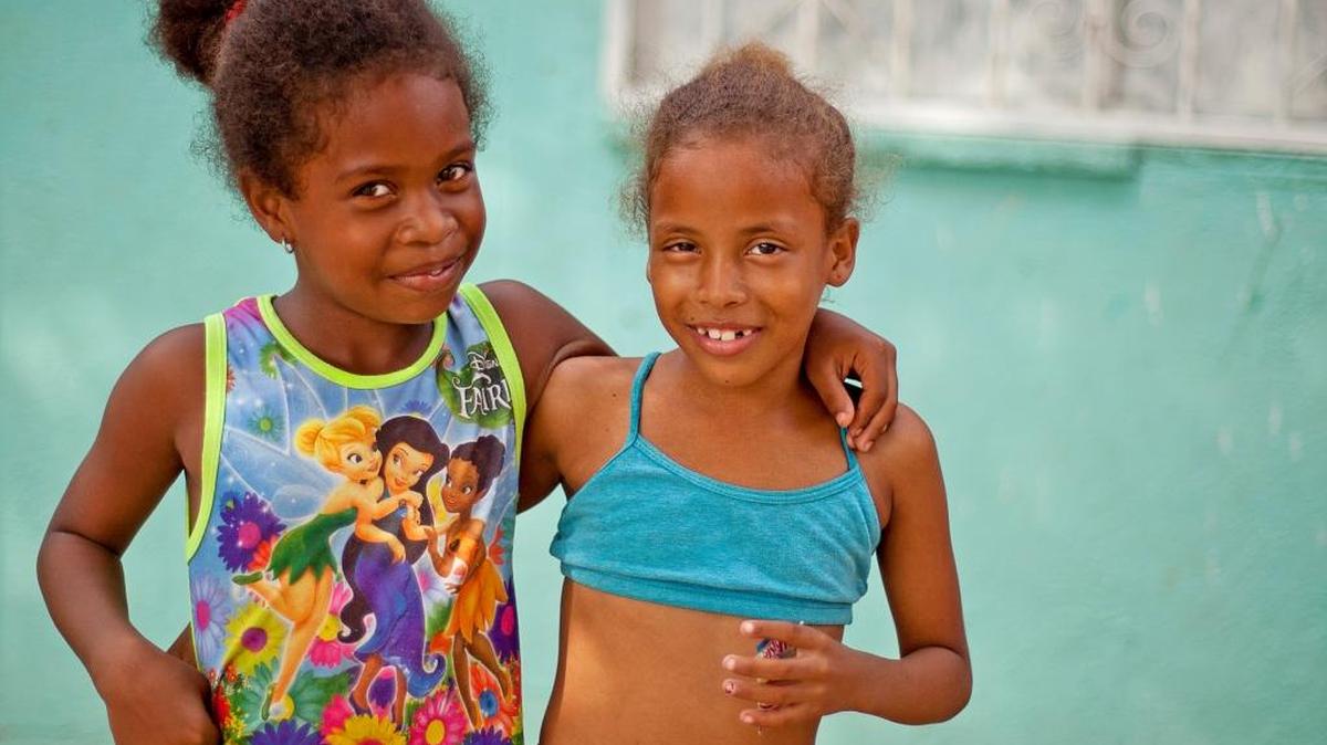 Dos niñas de la barriada de Flor del Campo, uno de los barrios más pobres de Cartagena de Indias.