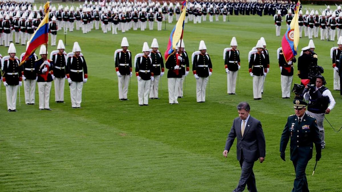 
El presidente de Colombia, Juan Manuel Santos (2 der.), asiste el vierne a la ceremonia de aniversario de la Batalla de Boyacá y el 196 cumpleaños del Ejército de Colombia, en la Escuela Militar de Cadetes General José María Córdova de Bogotá.
