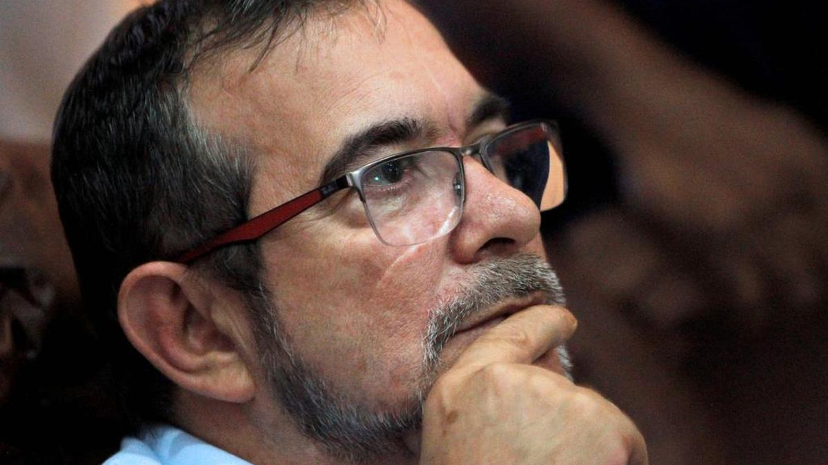 Timochenko sigue en la televisión los resultados de un referéndum sobre un acuerdo de paz en Colombia, en la Habana, el 2 de octubre de 2016.