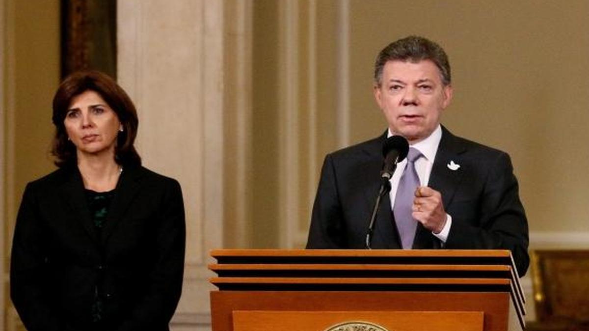 
Fotografía cedida por la Presidencia de Colombia que muestra al mandatario Juan Manuel Santos (c-i), flanqueado por la ministra de Relaciones Exteriores, María Ángela Holguín (i), el ministro del Interior, Juan Fernando Cristo (2-d), y el ministro de Defensa, Luis Carlos Villegas (d), mientras ofrece una declaración hoy, martes 25 de agosto de 2015, desde la Casa de Nariño, en Bogotá (Colombia). Santos exigió hoy al Gobierno de Venezuela que respete a los colombianos que habitan en sus zonas de frontera y consideró "inaceptables" e "intolerables" los maltratos de que son objeto sus compatriotas en el estado Táchira.
