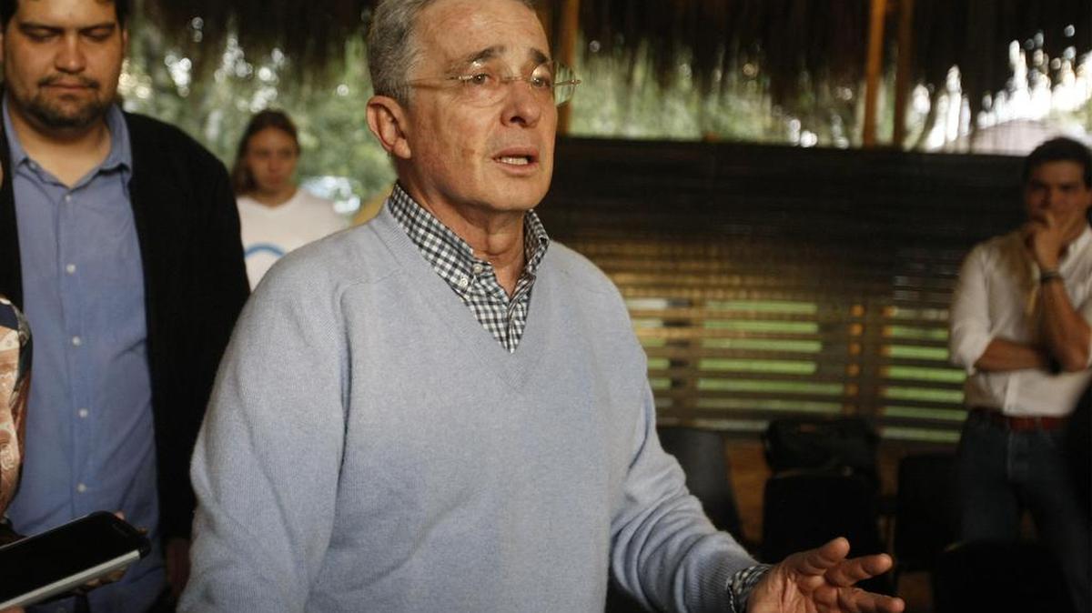 El ex presidente y senador colombiano, Álvaro Uribe Vélez, se alista para dar declaraciones a la prensa el domingo 2 de octubre de 2016 en Ríonegro (Colombia), después de las votaciones para refrendar los acuerdos de La Habana entre el gobierno y la guerrilla de las FARC.