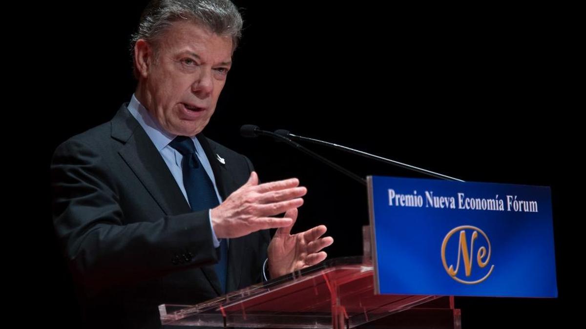 El presidente de Colombia, Juan Manuel Santos, recibe premio en el Nueva Economia Forum en el teatro Royal en Madrid, en diciembre.