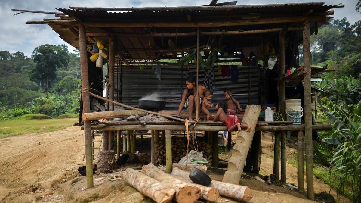 Una mujer indígena Embera cocina junto a sus hijos en Tasi, una aldea rural en Alto Baudo, departamento de Choco, Colombia occidental, el 25 de enero de 2017.