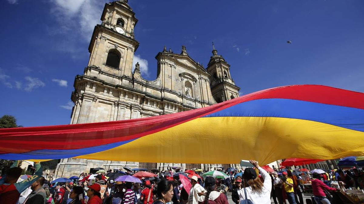 Manifestantes agitan una bandera colombiana durante una protesta contra el gobierno en apoyo a una huelga de maestros en todo el país en Bogotá, Colombia, el martes 16 de mayo de 2017.