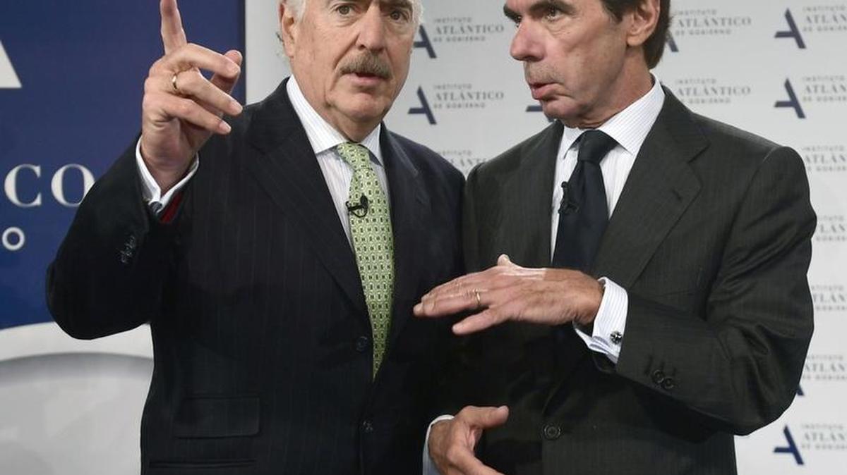 El ex presidente colombiano, Former Andrés Pastrana (izq.) con el ex primer ministro español José María Aznar.