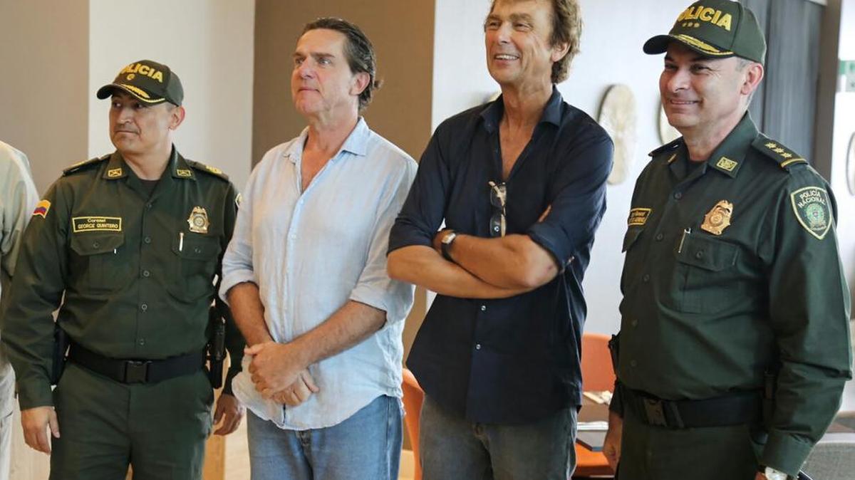 Los periodistas holandeses Derk Johannes Bolt (segundo de der. a izq.) y Eugenio Ernest Marie Follender (segundo de izq. a der.), después de su liberación en Cúcuta, Colombia, el sábado 24 de junio de 2017.