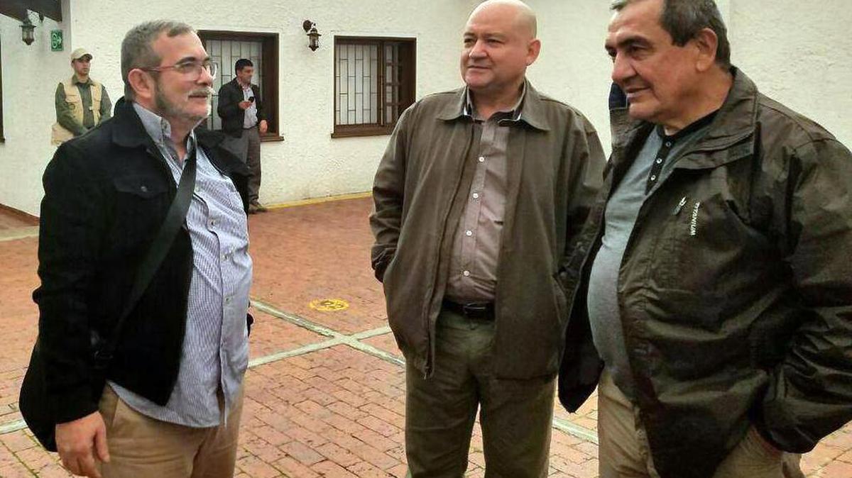 Fotografía cedida por la Oficina de Comunicaciones de las Fuerzas Armadas Revolucionarias de Colombia (FARC) de los integrantes del estado mayor del secretariado de las FARC, (i-d) Timoleón Jiménez, Carlos Antonio Lozada y Mauricio Jaramillo a su llegada a Bogotá el Lunes 21 de Noviembre de 2016.