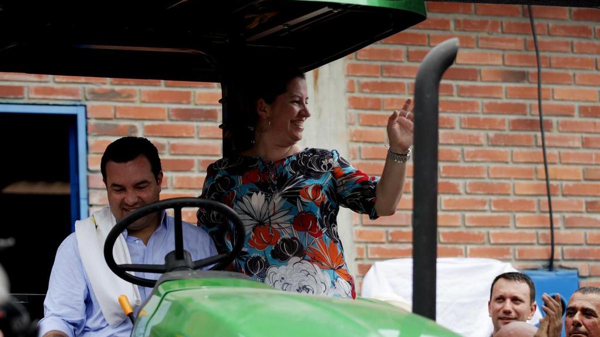 La directora de la Unidad para la Atención y Reparación Integral a las Víctimas de Colombia, Paula Gaviria Betancur, participa en una entrega de maquinaría pesada para campesinos de la zona este viernes, 22 de abril de 2016, en el corregimiento La India, municipio de Landázuri (Colombia).