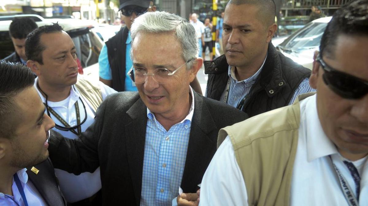 El ex presidente de Colomibia, el senador Álvaro Uribe, arriba para un evento en Envigado, Colombia, el 23 de junio.