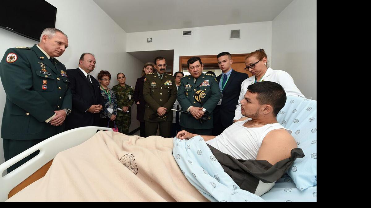 
El ministro de defensa de Colombia, Luis Carlos Villegas (2 izq.), y los integrantes de la cúpula del Ejército de visitan al subteniente Cristian Moscoso Rivera el domingo, en el hospital militar en Bogotá. Moscoso Rivera recuperó el domingo su libertad luego de estar 12 días en poder de las FARC.
