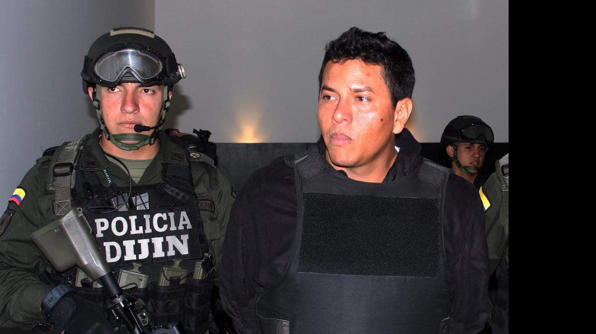 
Las autoridades colombianas presentan a Camilo Torres Martíez, integrante de la banda narcotraficante Los Urabeños, en el 2012.
