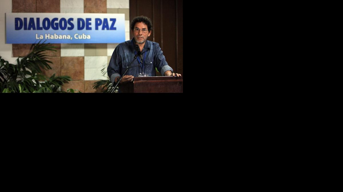 
El comandante de las FARC-EP Pastor Alape lee un comunicado el miércoles en La Habana. Las FARC afirmaron que la muerte de 10 militares del Ejército colombiano por enfrentamientos con la guerrilla se debe a la “incoherencia” del gobierno, que “está ordenando operativos militares contra una guerrilla en tregua”.
