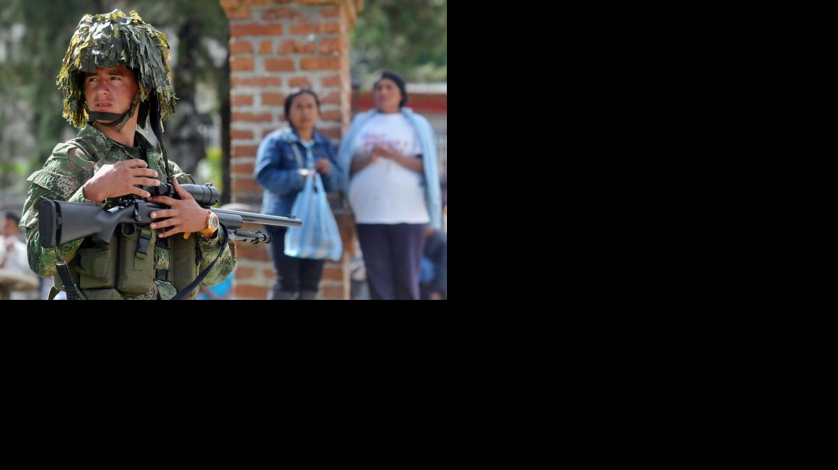 
Un miembro del ejército colombiano patrulla en una región del Cauca, Colombia, donde la guerrilla mató a cinco soldados e hirió a otros cinco en un enfrentamiento. (Foto de archivo)
