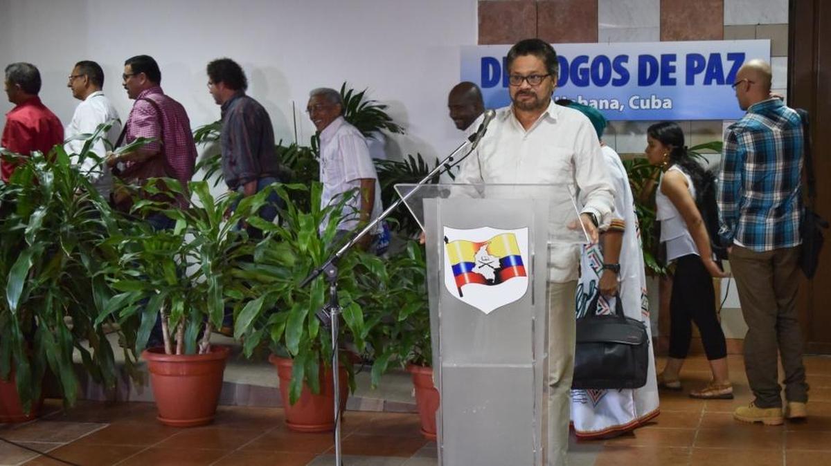 Iván Márquez, jefe negociador de la guerrilla de las FARC, lee el miércoles un comunicado en La Habana, tras reanudarse las conversaciones con el gobierno de Colombia, y dió a entenderque el plazo fijado por las partes para firmar un acuerdo definitivo el 23 de marzo podría extenderse.