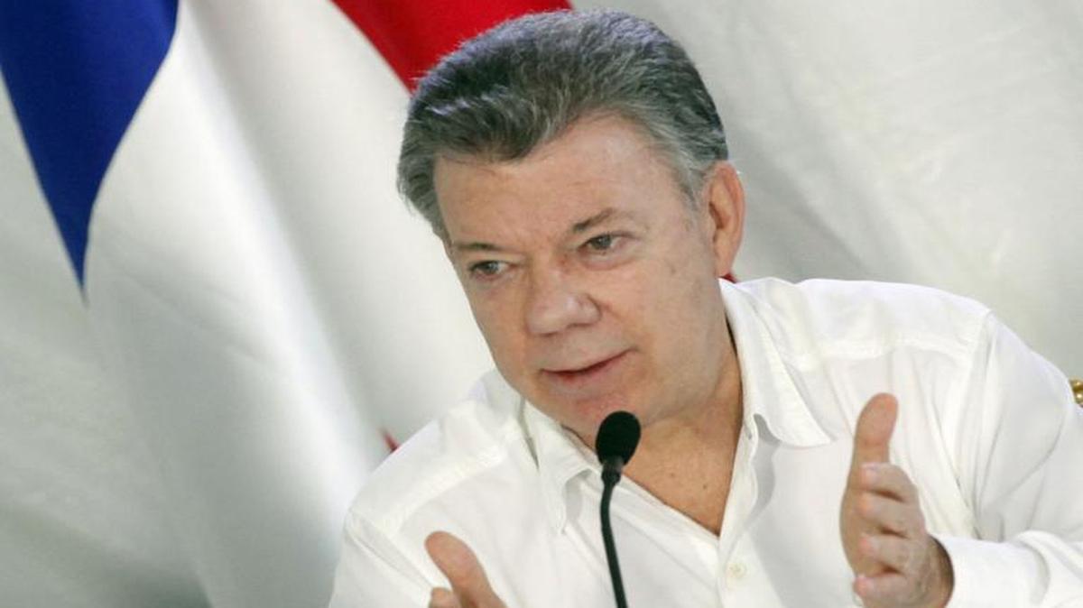 El presidente de Colombia, Juan Manuel Santos, habla junto a su homólogo de Panamá, Juan Carlos Varela (fuera de cuadro), el martes, 25 de octubre de 2016, en el poblado de Metetí, en la fronteriza provincia de Darién, Panamá, donde acordaron mejorar la coordinación para frenar la migración y el tráfico de drogas, pero pasaron de puntillas por el conflicto arancelario que mantiene enfrentados a ambos países desde 2012.