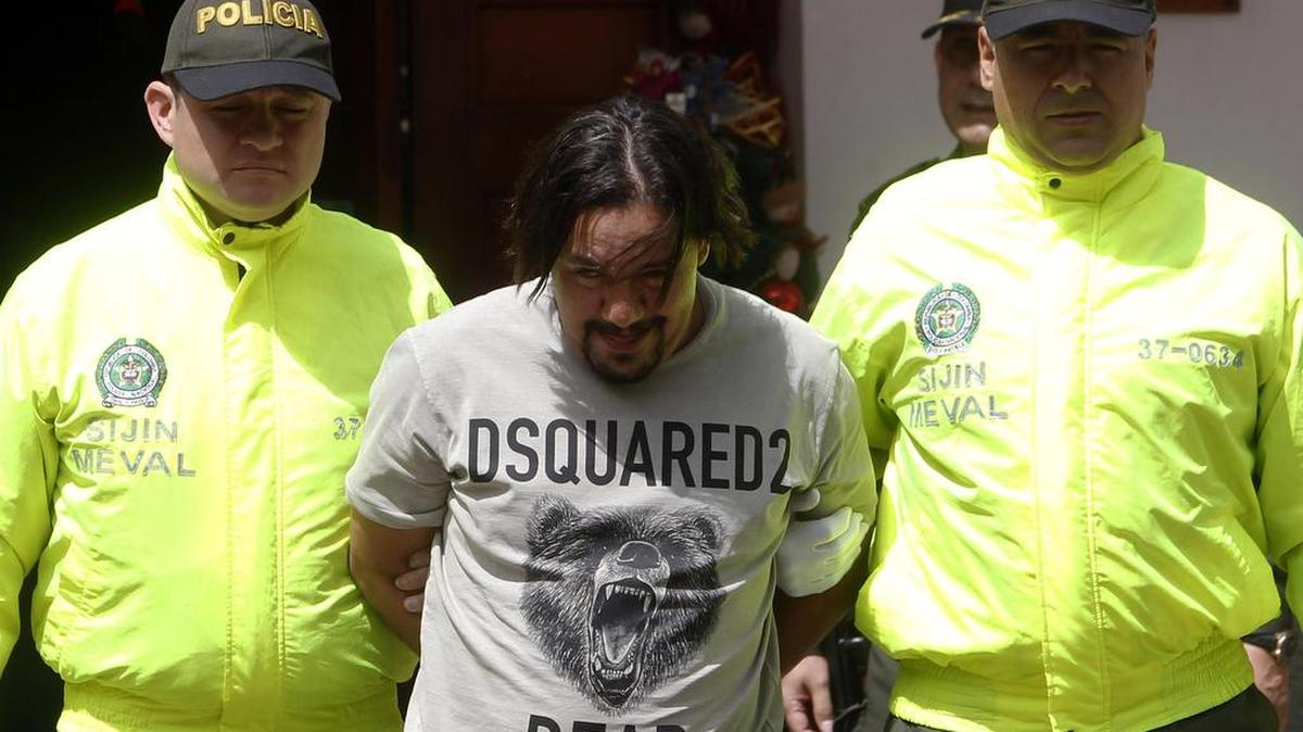 Integrantes de la policía de Colombia presentan al narcotraficante Juan Carlos Mesa (c), alias “Tom”, el 9 de diciembre de 2017, en Medellín, Colombia.
