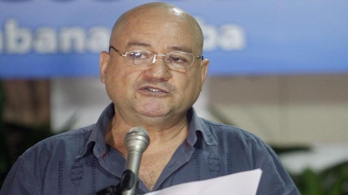 El miembro del secretariado de las FARC-EP, Luis Antonio Losada Gallo, alias Carlos Antonio Lozada, habla el, jueves 10 de diciembre del 2015, en La Habana (Cuba), donde continúan los diálogos de paz con los representantes de las guerrillas de las FARC-EP y el Gobierno colombiano.