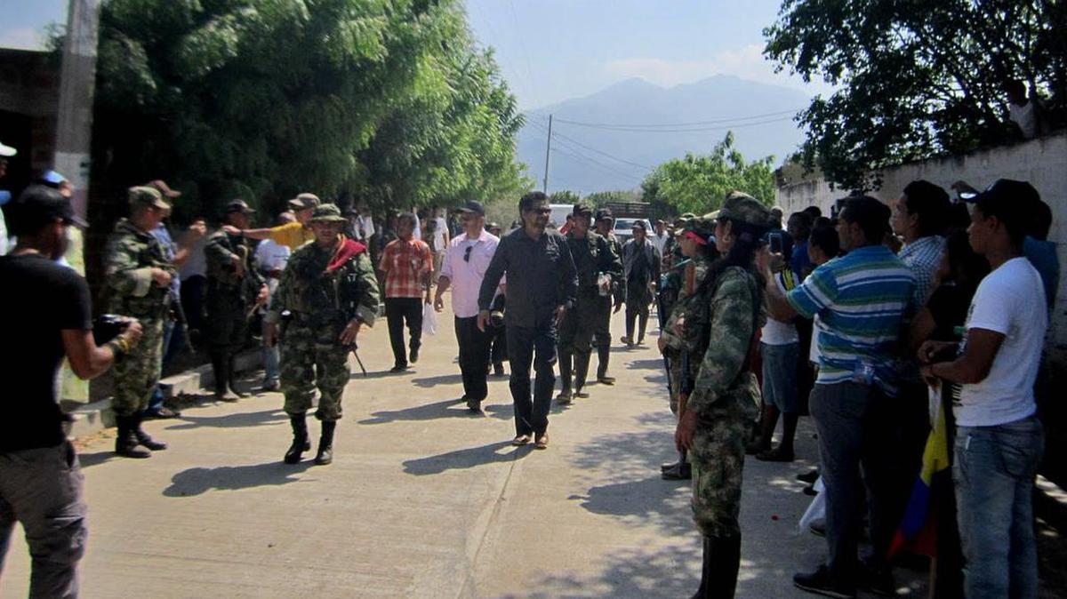 Fotografía cedida por el periódico colombiano El Heraldo donde se ve al segundo jefe de las FARC Luciano Marín Arango (c), alias Iván Márquez, durante un acto público el jueves 18 de febrero de 2016, en la aldea de Conejo, en el departamento de La Guajira (Colombia).