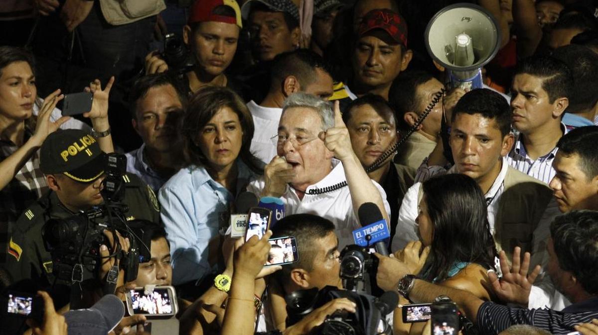 
El ex presidente colombiano y ahora senador, Álvaro Uribe, da un discurso en Cúcuta, Colombia, cerca de la frontera colombo-venezolano, el lunes 24 de agosto. 
