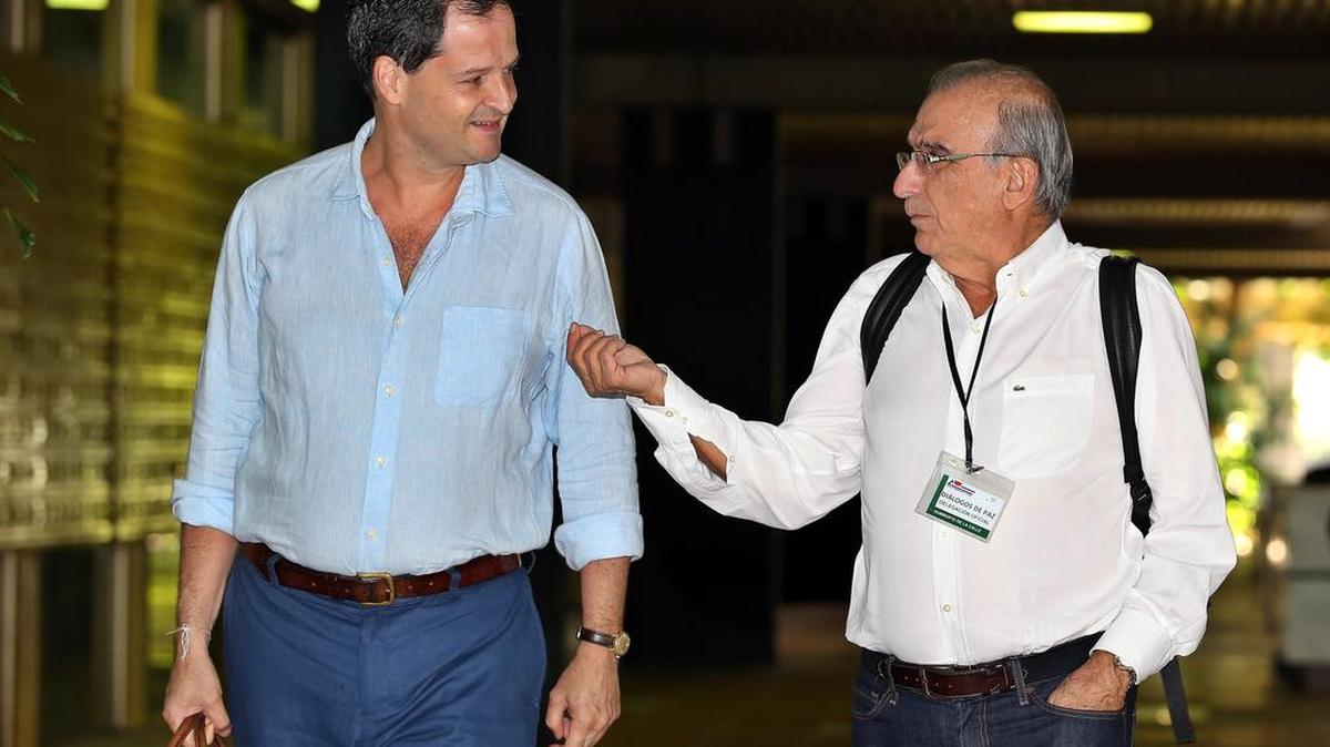 El jefe del equipo negociador del gobierno Colombiano, Humberto de La Calle (d), y el alto comisionado para la paz, Sergio Jaramillo (i), arriban hoy, lunes 30 de noviembre de 2015, al Palacio de las Convenciones de La Habana (Cuba), para una nueva jornada de diálogos de paz con las Fuerzas Armadas Revolucionarias de Colombia (FARC).