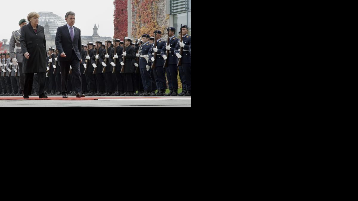 
La canciller alemana Angela Merkel recibió con honores militares al presidente de Colombia, Juan Manuel Santos, quien visita Alemania en el marco de su gira europea.
