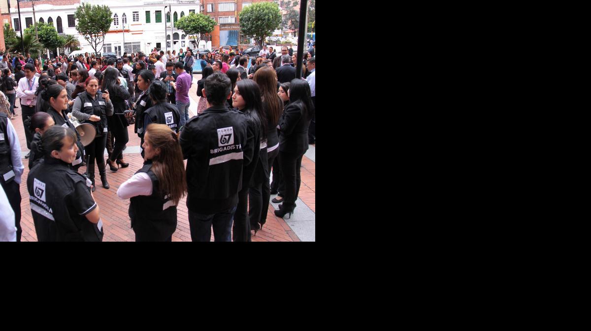 
Empleados y habitantes evacuaron el martes un edificio en Bogotá, Colombia, tras registrarse un sismo tuvo como epicentro el nororiente de ese país. 

