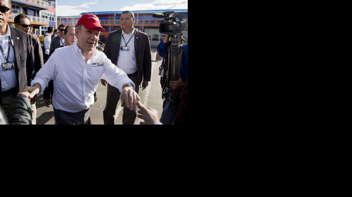 
El presidente de Colombia, Juan Manuel Santos, saluda a sus seguidores durante un acto de campaña en Bogotá, en mayo del año pasado.
