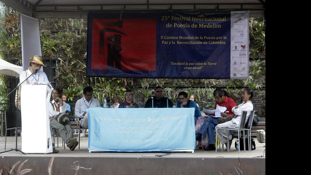 
Vista general hoy, domingo 12 de julio de 2015, durante el lanzamiento del I Encuentro Mundial de Poesía de los Pueblos Originarios en el marco del 25 Festival Internacional de Poesía de Medellín (Colombia). Casi un centenar de poetas de diferentes pueblos nativos de los cinco continentes se encontrarán en México en octubre de 2016 como parte del primer Encuentro Mundial de Poesía de los Pueblos Indígenas, certamen que aspira a ser un grito de alerta sobre la crisis ambiental que vive el planeta. 
