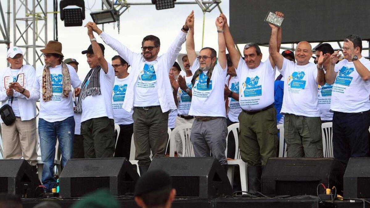 El líder de las FARC, Rodrigo Londoño Echeverri, alias "Timochenko" (4i), abrió de manera oficial el sábado 17 de septiembre de 2016, la Décima Conferencia Guerrillera en la que ratificarán el acuerdo de paz alcanzado con el Gobierno colombiano, en los Llanos del Yarí (Colombia).