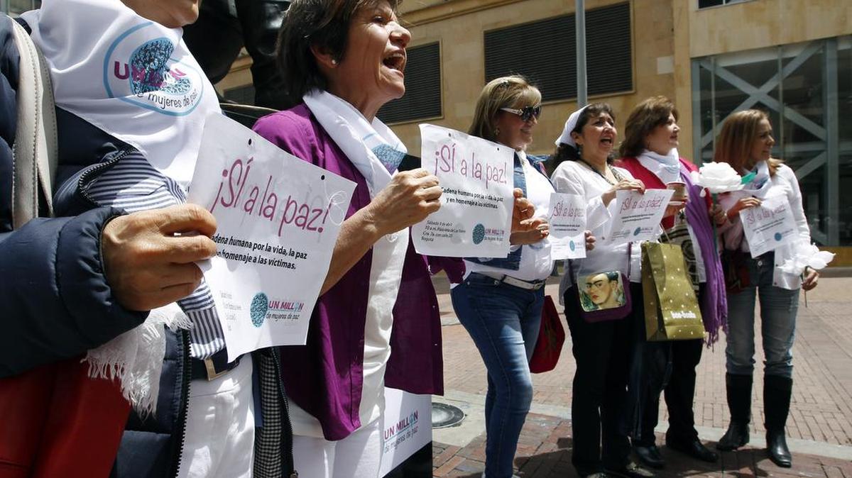 Activistas participan en una marcha contra la violencia y en memoria de los desaparecidos hoy, sábado 9 de abril de 2016, durante la conmemoración del Día Nacional de las Víctimas, en Bogotá (Colombia).