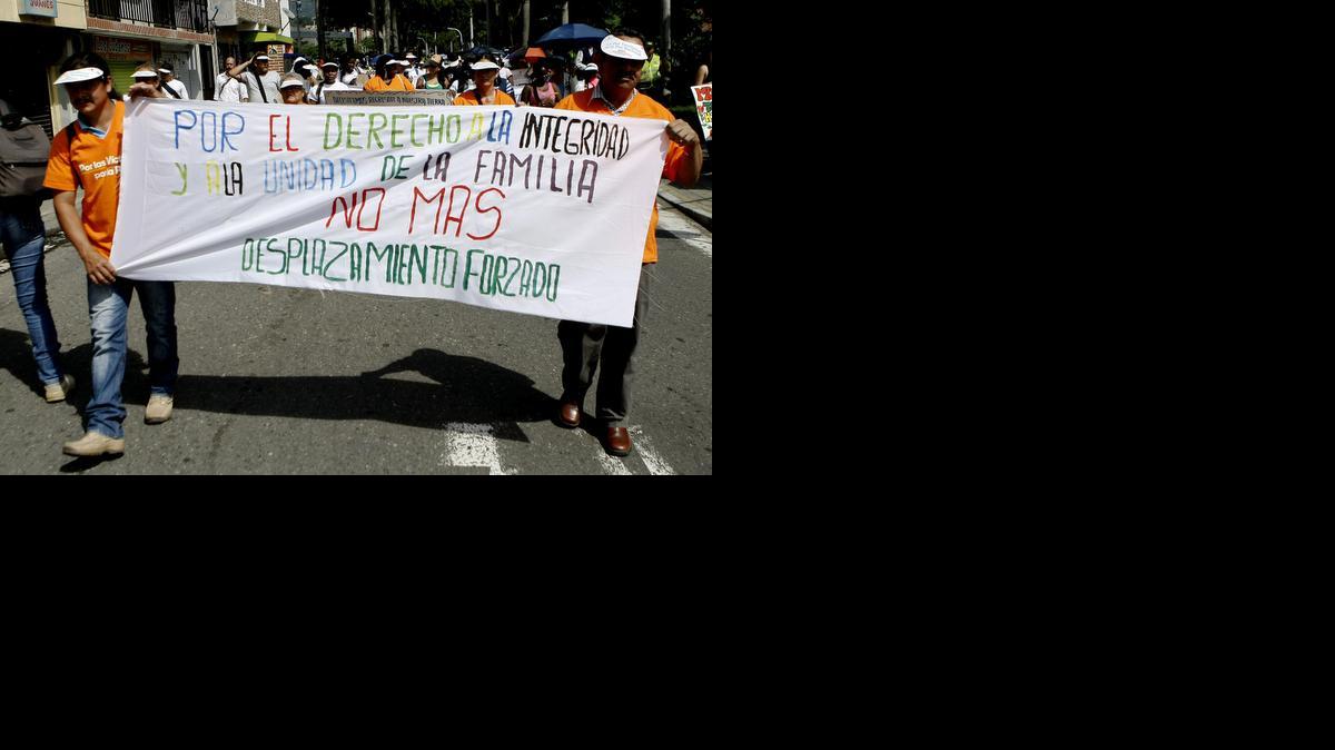 
Familiares de víctimas del conflicto armado en Colombia marchan el miércoles por las calles de Medellín, para conmemorar el Día Nacional de la Memoria y las Víctimas. 
