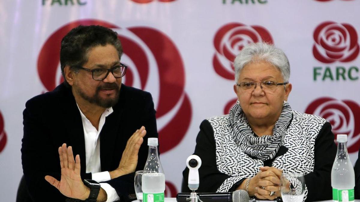 El número dos de la Fuerza Alternativa Revolucionaria del Común (FARC), alias ‘Iván Márquez’, y la fórmula vicepresidencial, Imelda Daza, durante una rueda de prensa el miércoles 1 de noviembre de 2017.