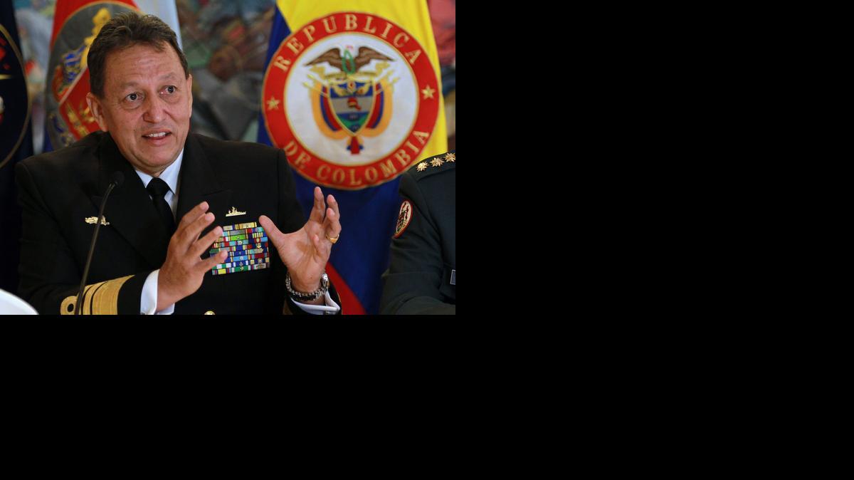 
El inspector general de las Fuerzas Militares de Colombia, vicealmirante César Augusto Narváez, anunció las sanciones a más de 20 militares por espionaje, en Bogotá. 
