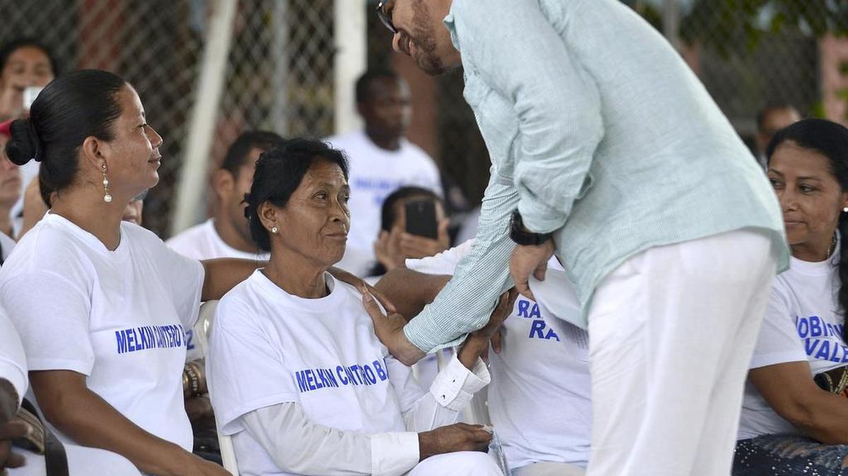 El jefe guerrillero de las FARC Iván Márquez se reúne con víctimas de la masacre de La Chinita el viernes 30 de septiembre de 2016, en el colegio San Pedro Claver de Apartadó, Colombia. Las FARC pidieron este viernes perdón por la matanza de 35 personas perpetrada el 23 de enero de 1994 en La Chinita, un humilde sector del barrio Obrero de Apartadó, próspera localidad agroindustrial del departamento de Antioquia, en el noroeste de Colombia.